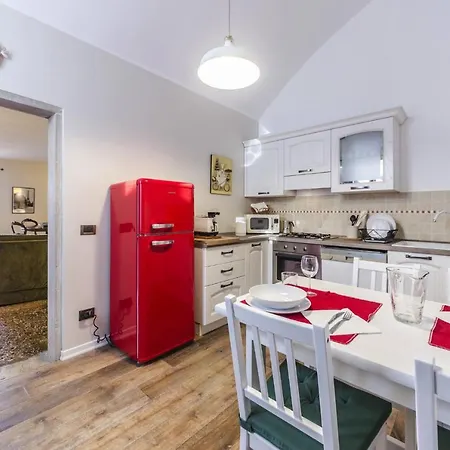 Maurizio House - Near The Train Station Апартаменты *