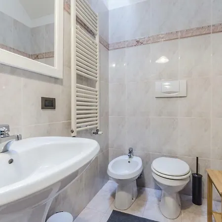 Maurizio House - Near The Train Station شقة