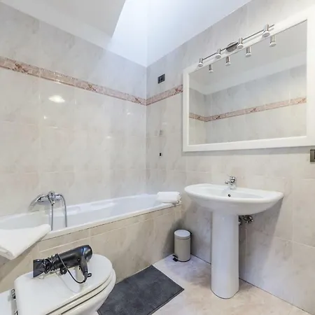 Maurizio House - Near The Train Station Апартаменты