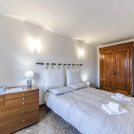 Apartment Maurizio House - Near The Train Station