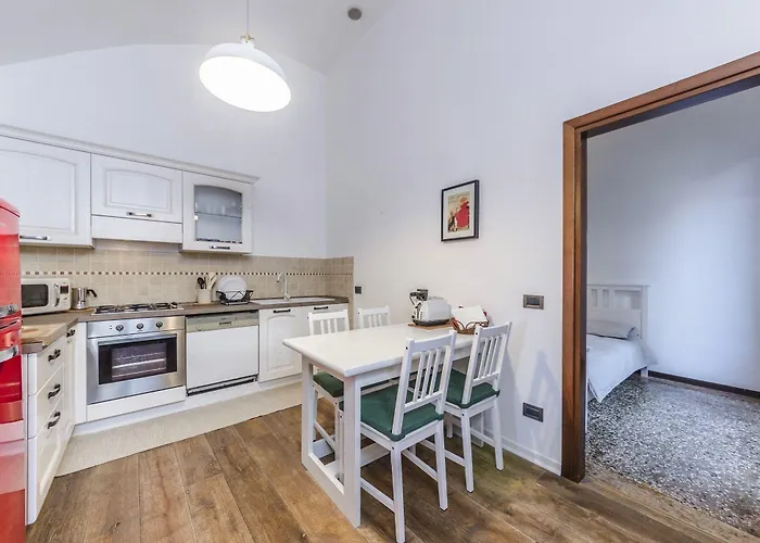 Maurizio House - Near The Train Station Apartment *