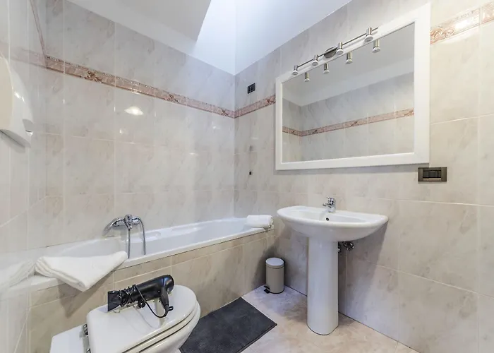 Maurizio House - Near The Train Station Apartment