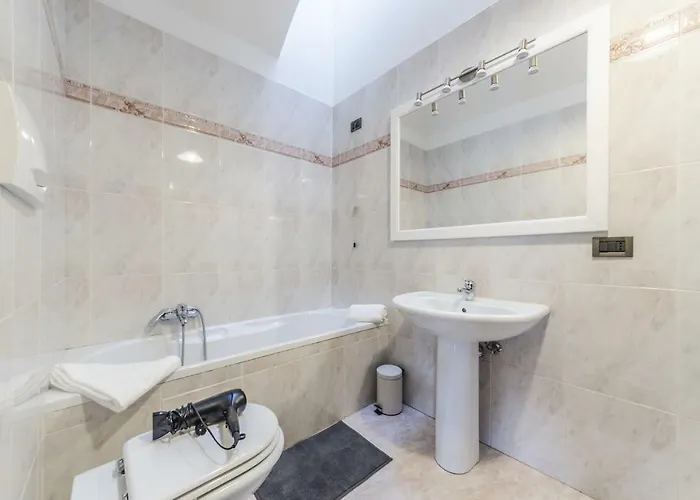 Maurizio House - Near The Train Station Apartment