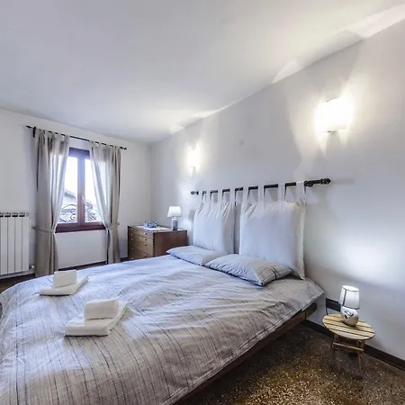 Apartman Maurizio House - Near The Train Station