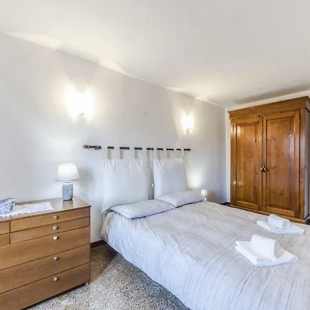 Maurizio House - Near The Train Station Apartman